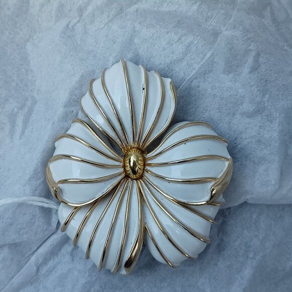 Vintage Trifari Brooch Flower - Picture 6 of 7